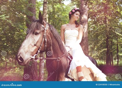 mujer follando con un caballo|Fotos de Mujer folladas por caballo de stock